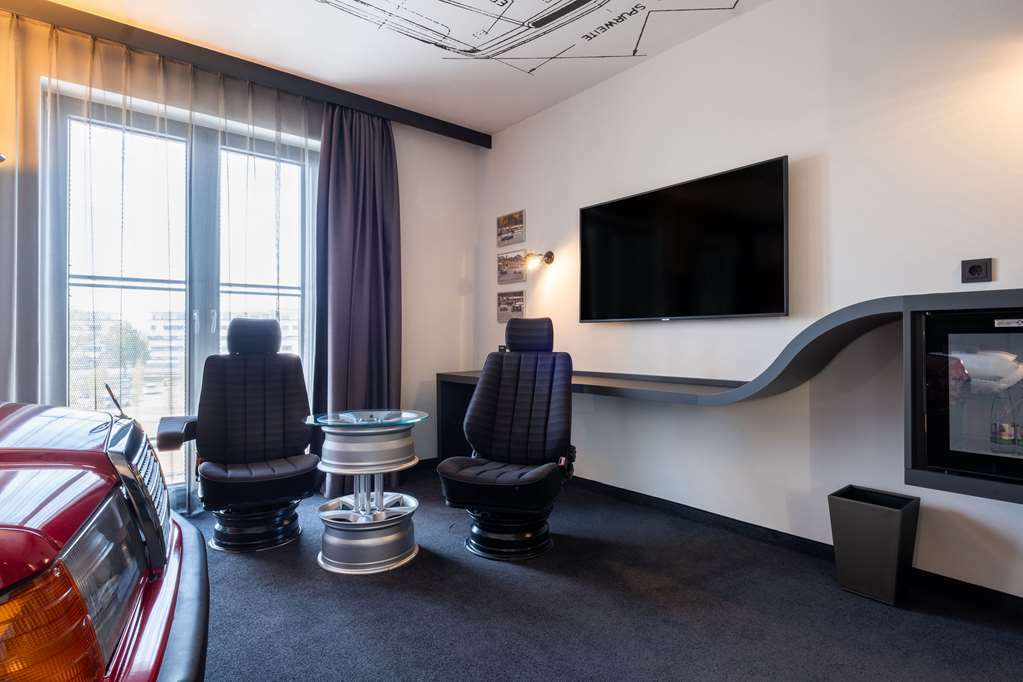 V8 Hotel Koeln At Motorworld Room photo