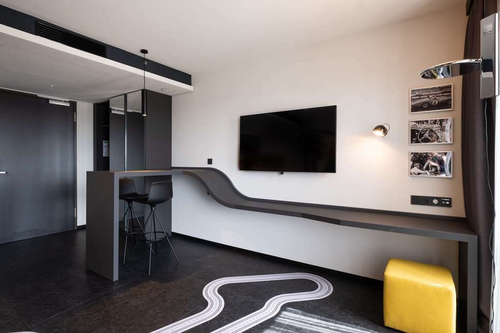 V8 Hotel Koeln At Motorworld Room photo